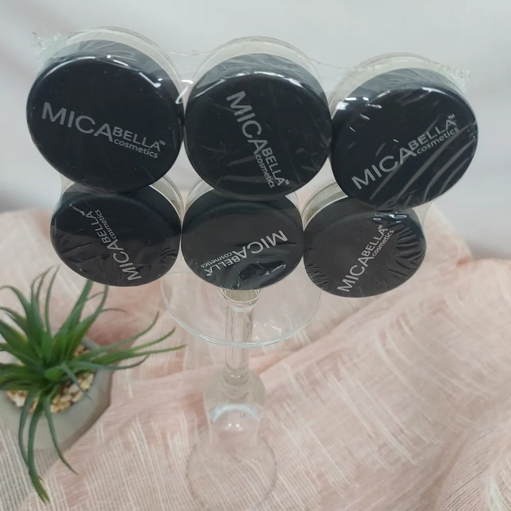 1 New- 1 .1oz. MICA eyeshadow